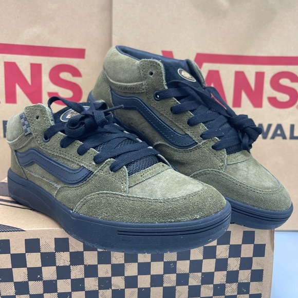 Vans Men’s Zahba Mid
Beatrice Domond Dark Olive Sneakers
VN000CBSDOL - Picture 4 of 16